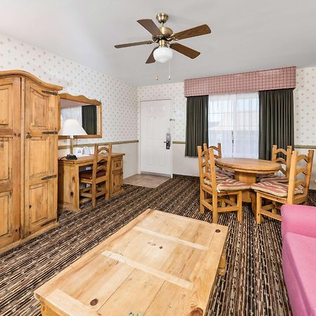 Days Inn By Wyndham Lebec Grapevine Екстериор снимка