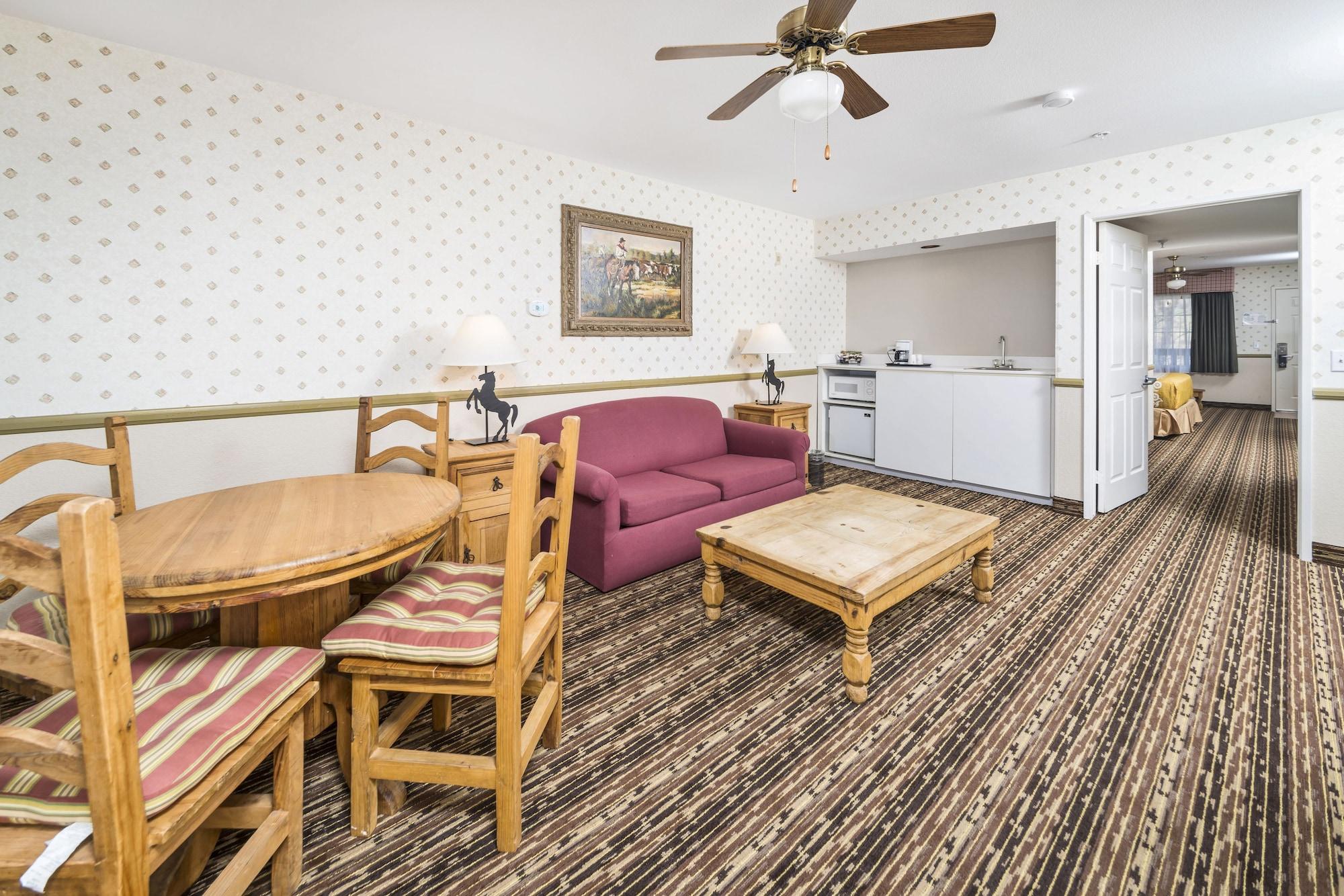 Days Inn By Wyndham Lebec Grapevine Екстериор снимка