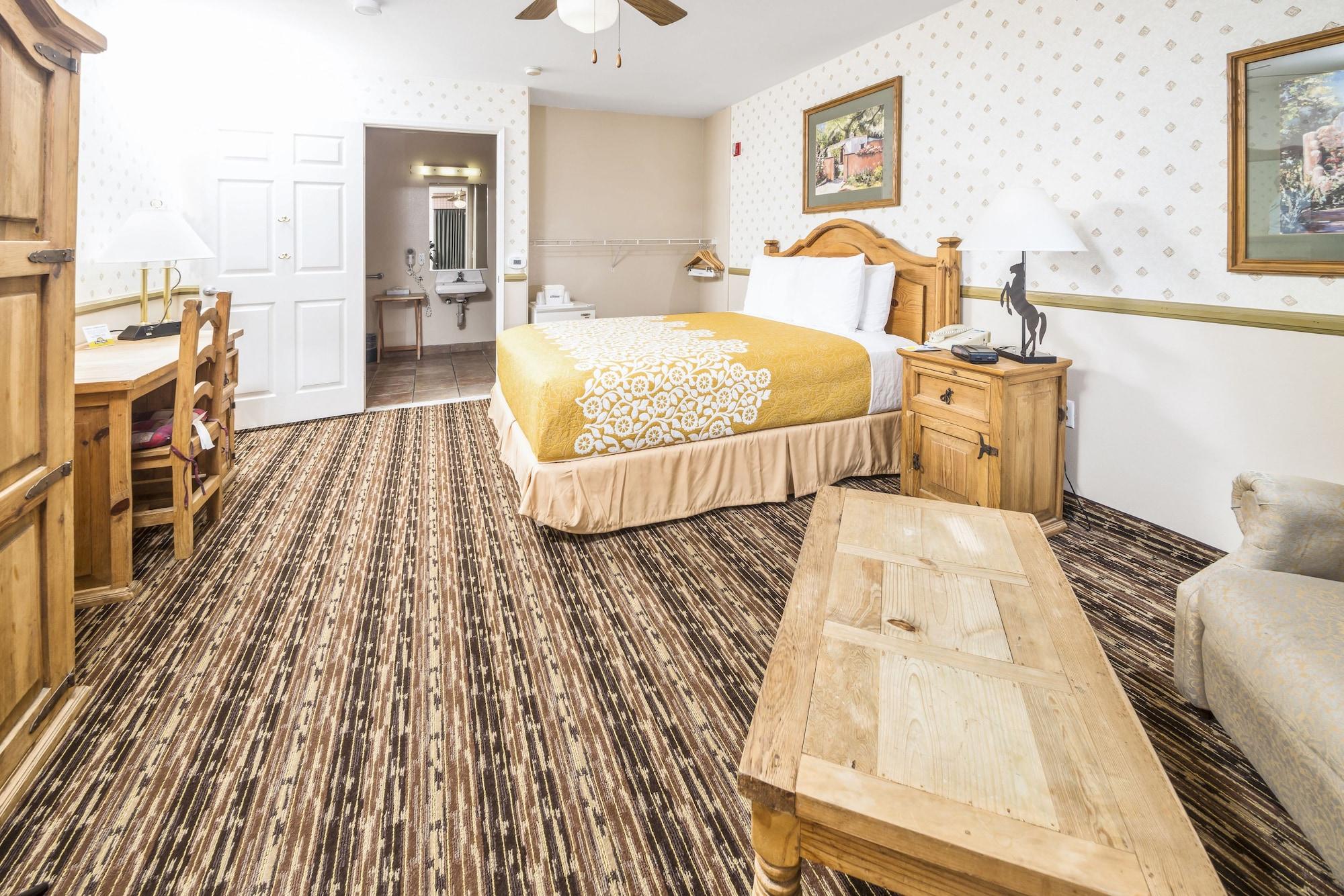 Days Inn By Wyndham Lebec Grapevine Екстериор снимка