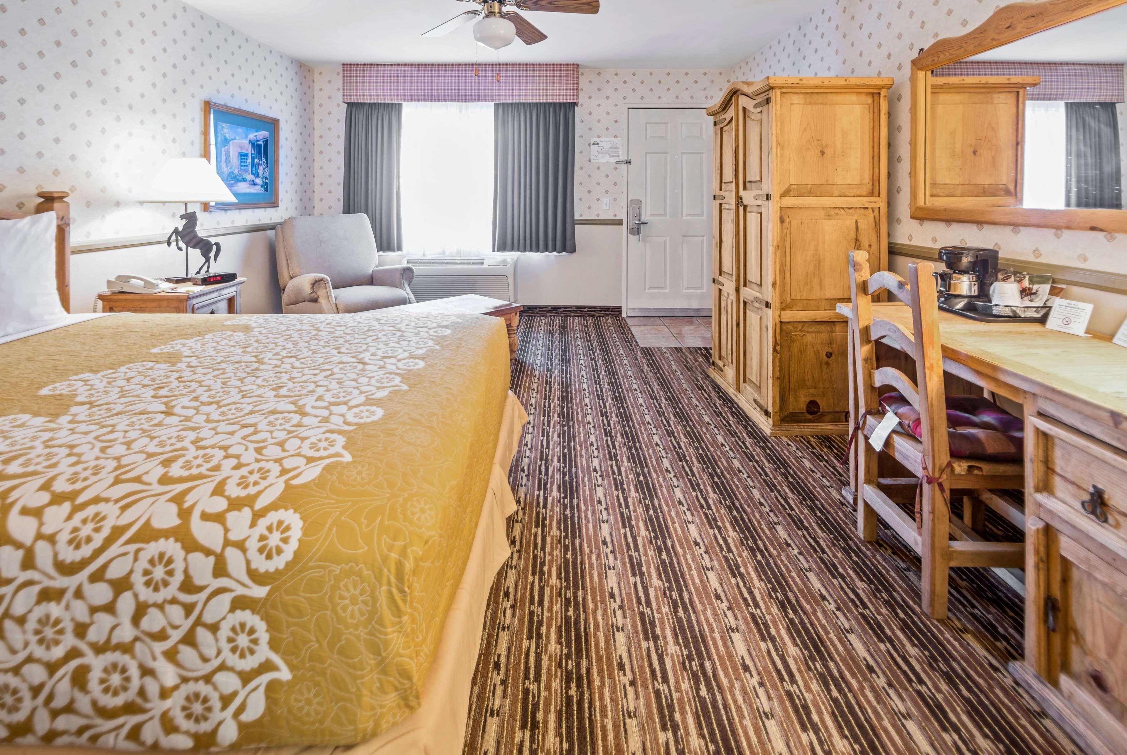 Days Inn By Wyndham Lebec Grapevine Екстериор снимка