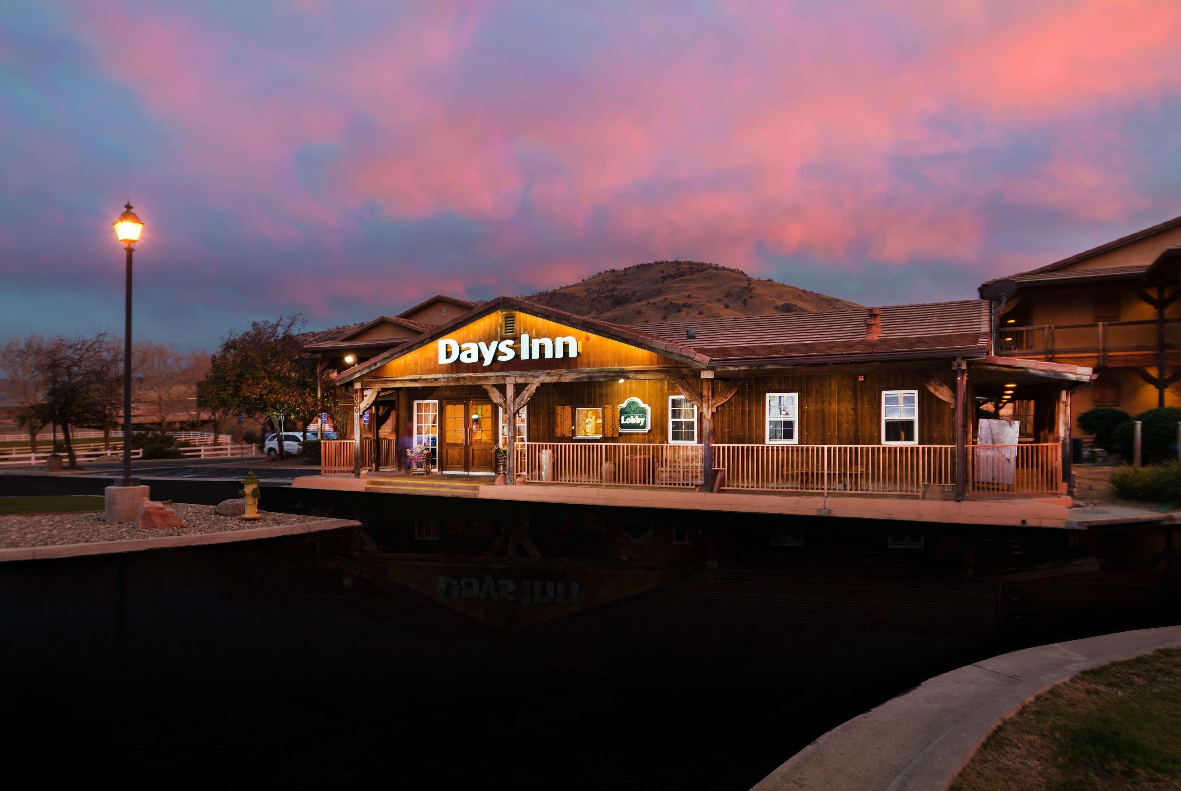 Days Inn By Wyndham Lebec Grapevine Екстериор снимка