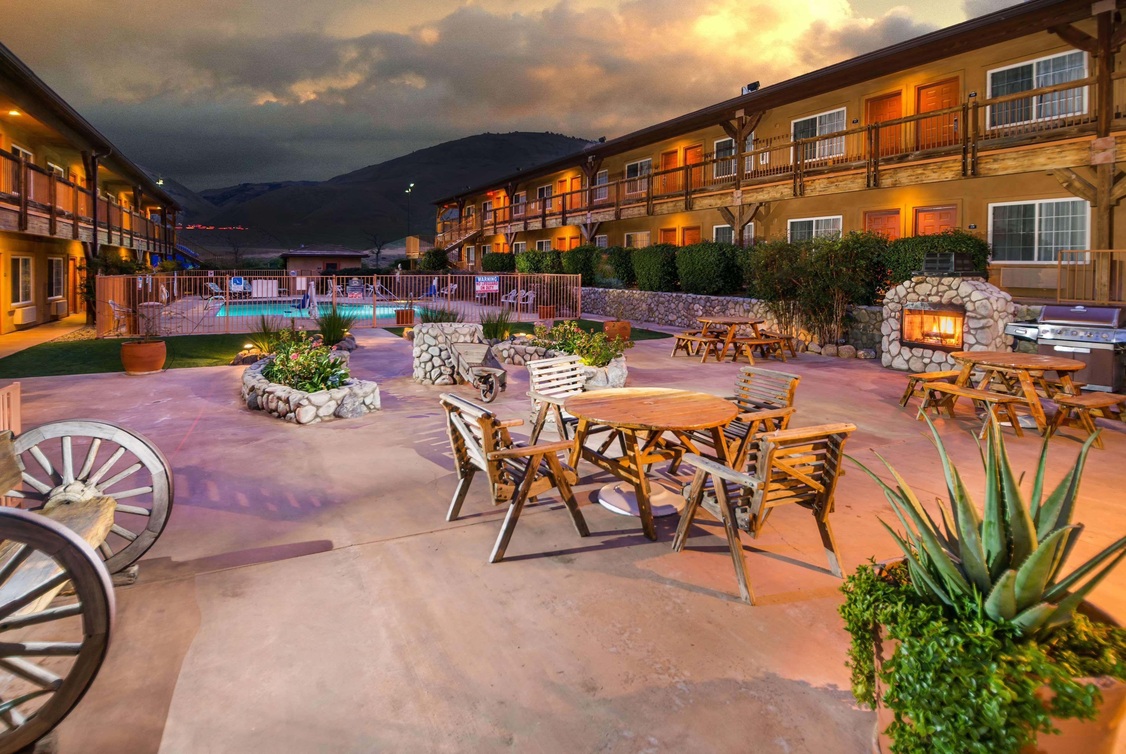 Days Inn By Wyndham Lebec Grapevine Екстериор снимка