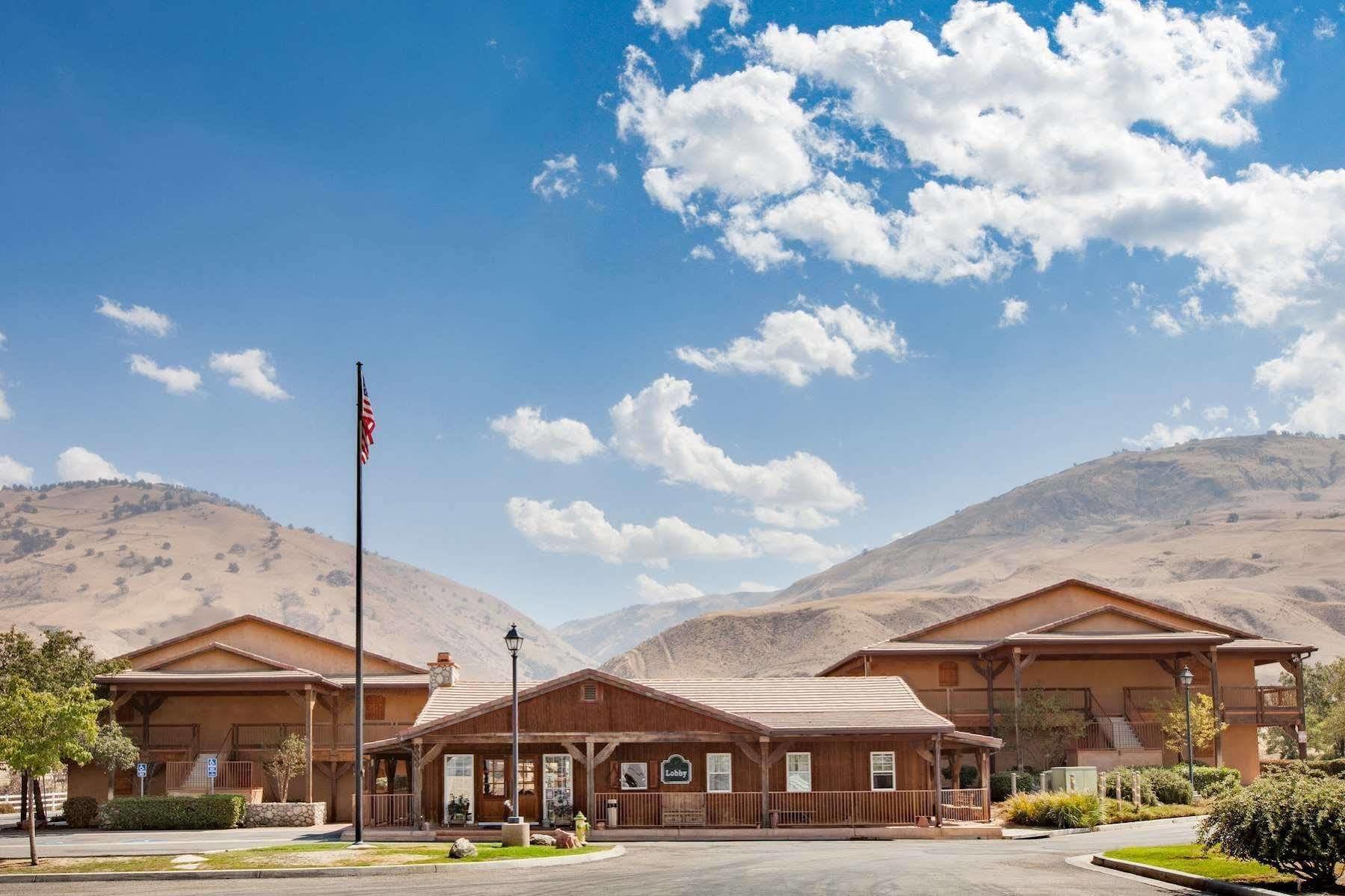 Days Inn By Wyndham Lebec Grapevine Екстериор снимка