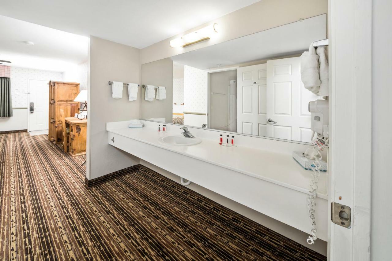 Days Inn By Wyndham Lebec Grapevine Стая снимка