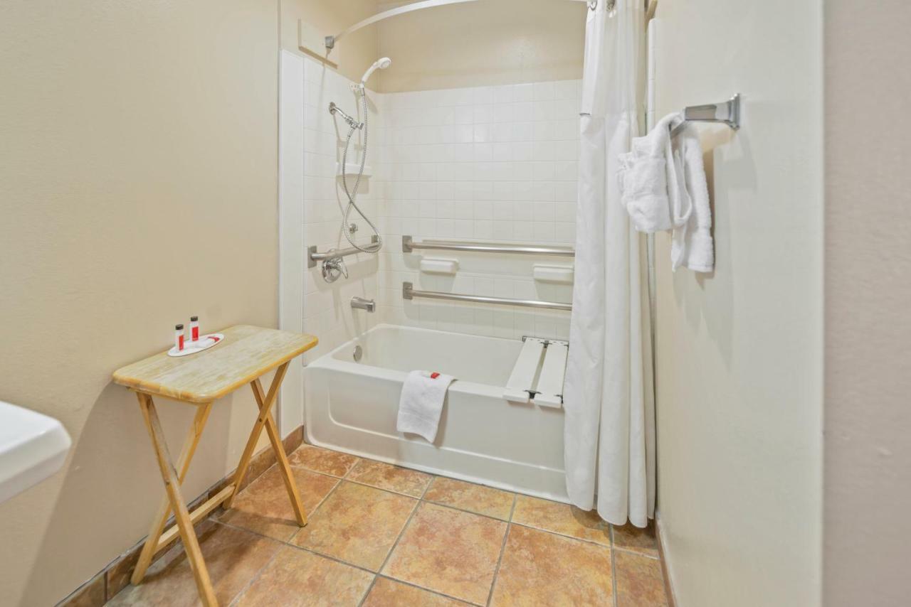 Days Inn By Wyndham Lebec Grapevine Стая снимка