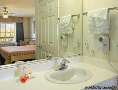 Days Inn By Wyndham Lebec Grapevine Екстериор снимка